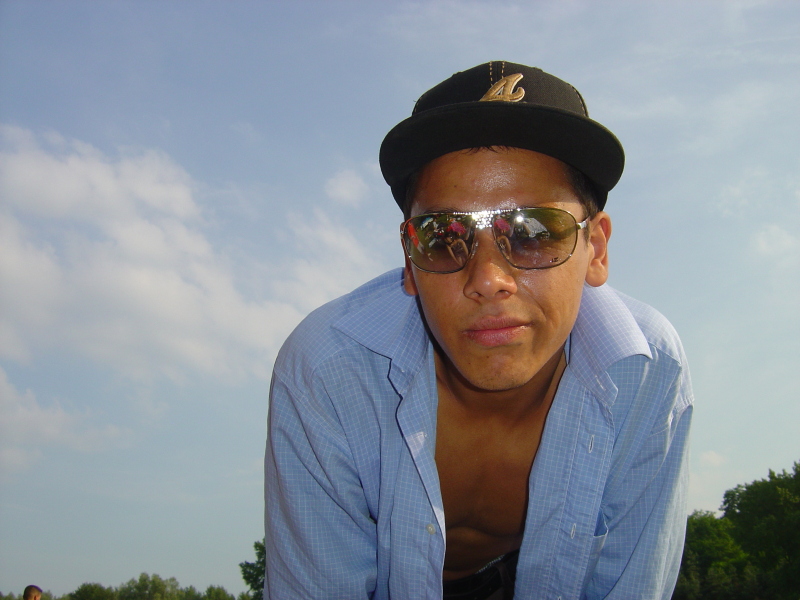 dee with glasses